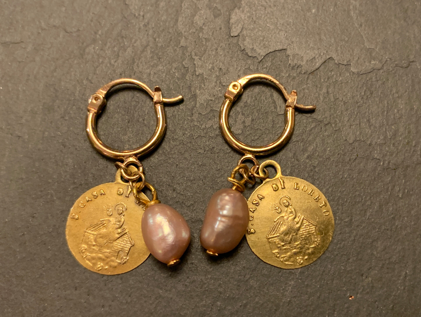 Mini créoles perle baroque rose et médaille