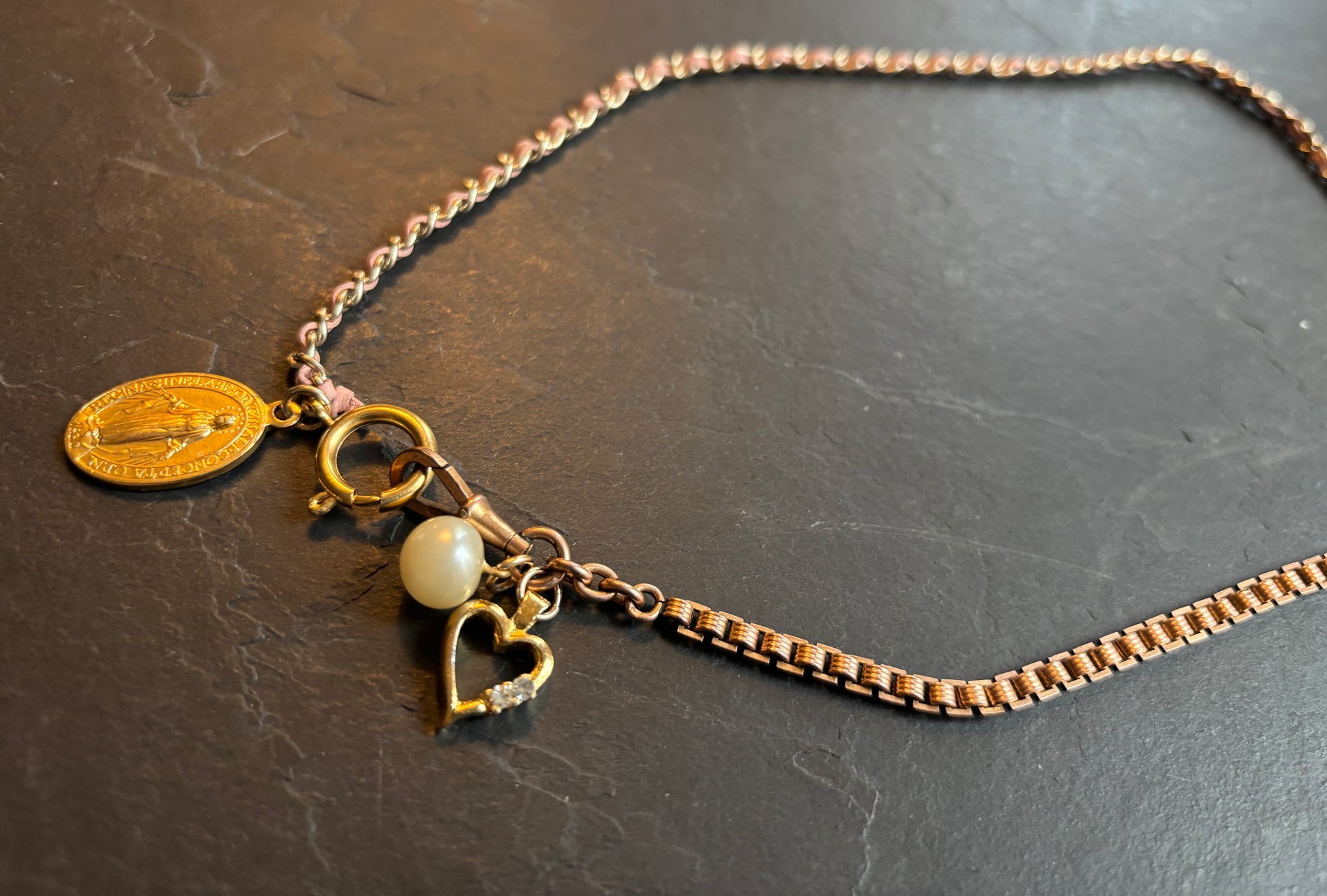 Collier chaîne de montre, cuir et médailles - blissparis