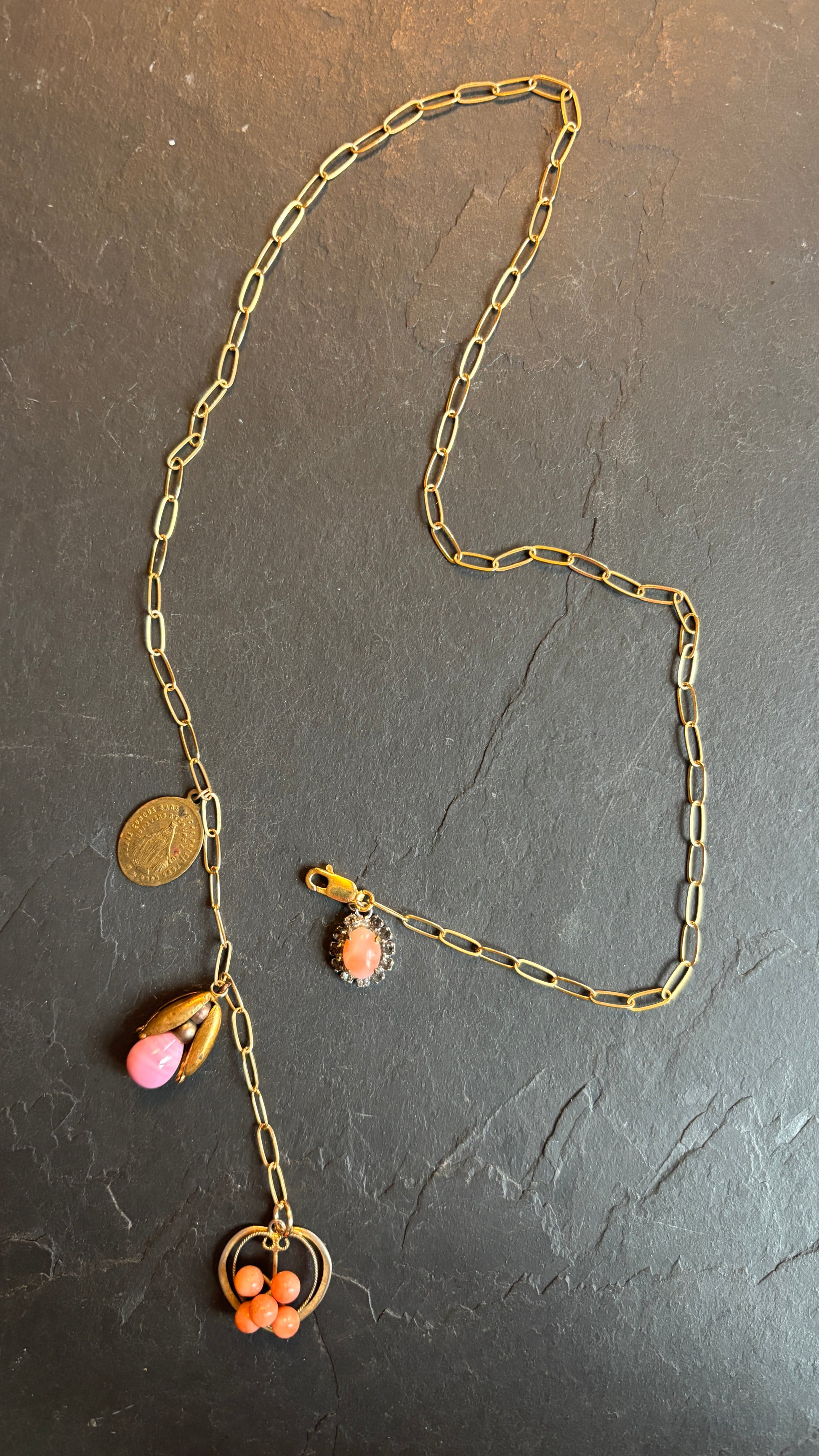 Collier lasso, corail et médailles - blissparis