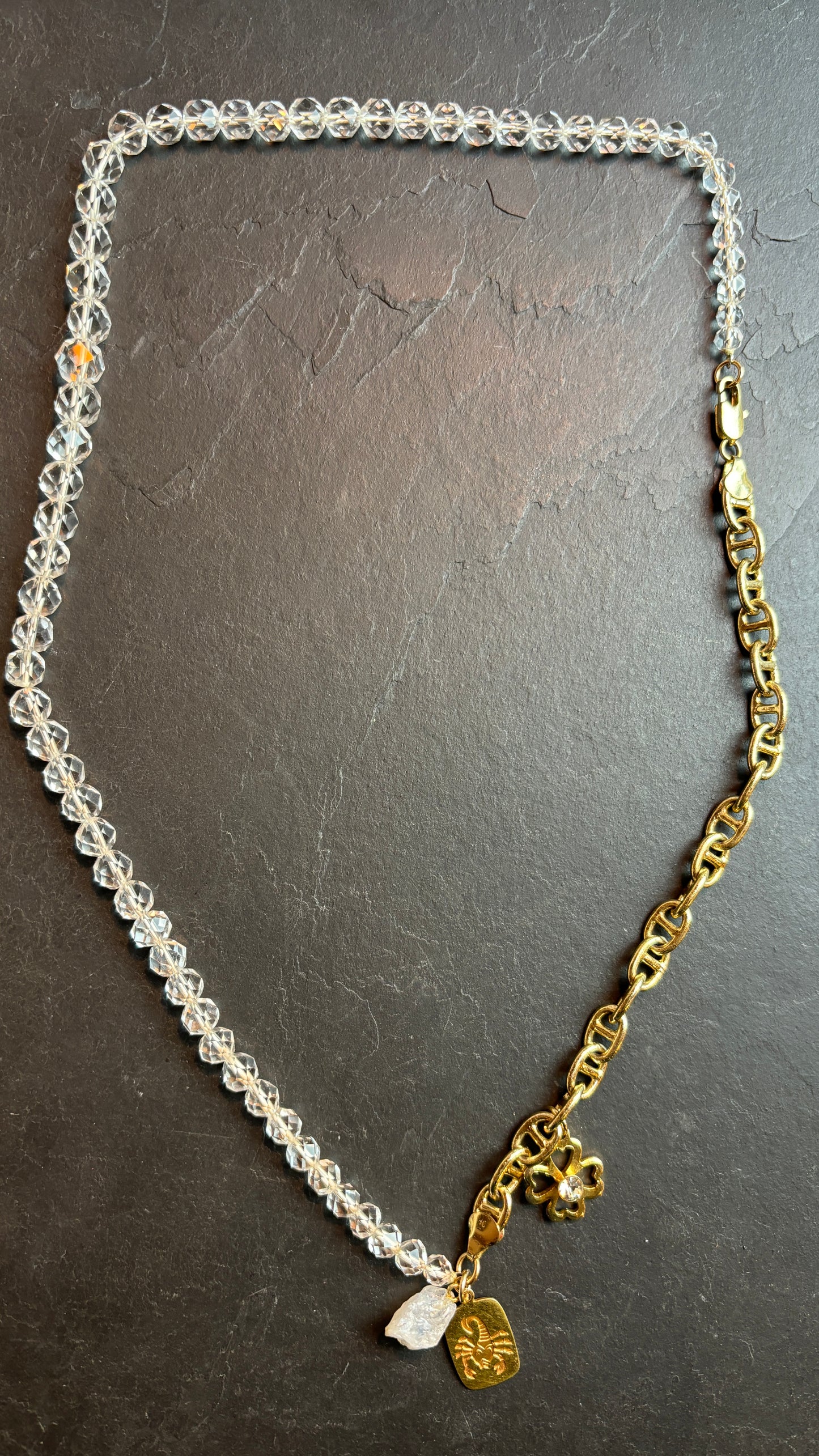 SCORPION . Collier perles de cristal et chaîne