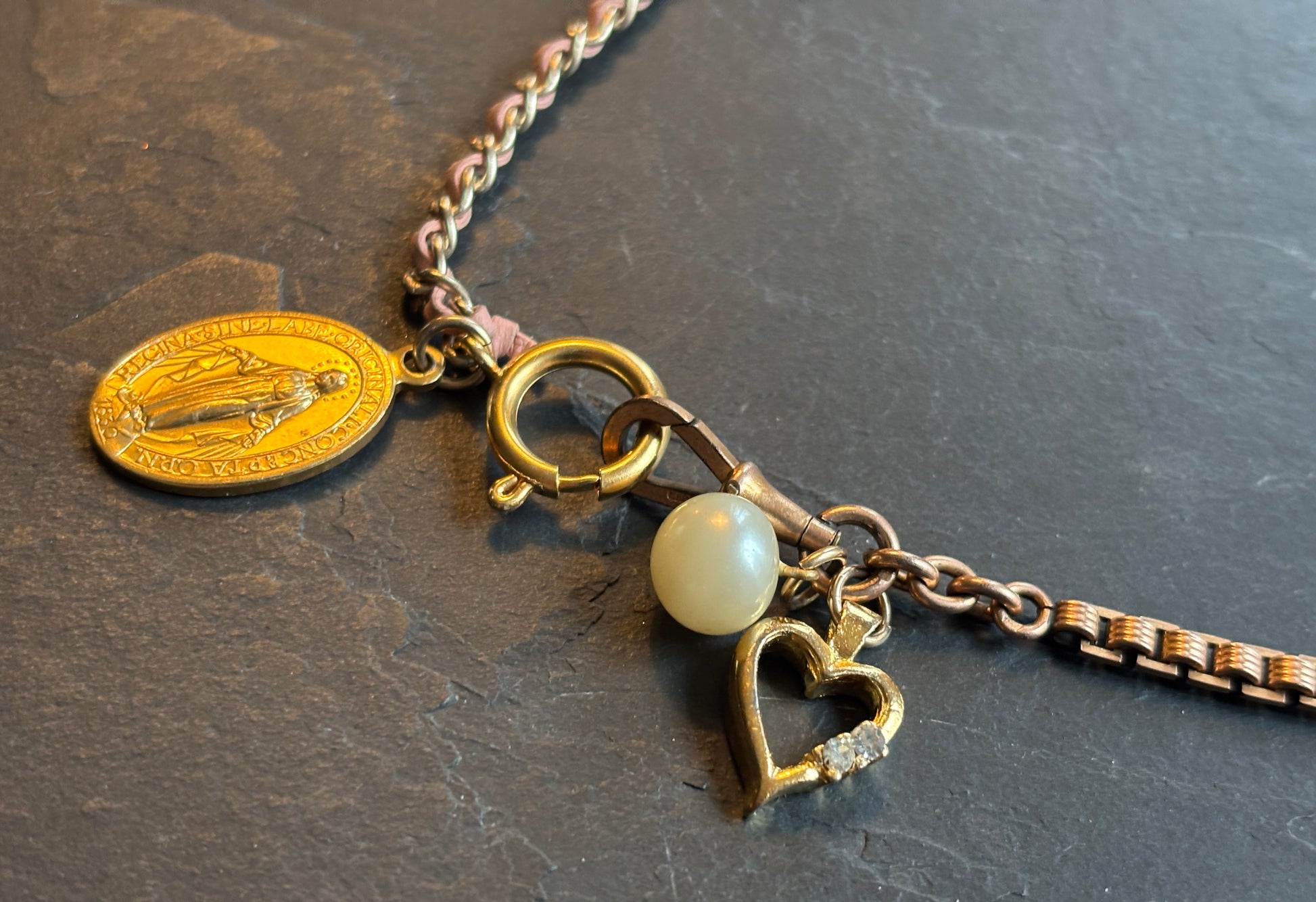 Collier chaîne de montre, cuir et médailles - blissparis