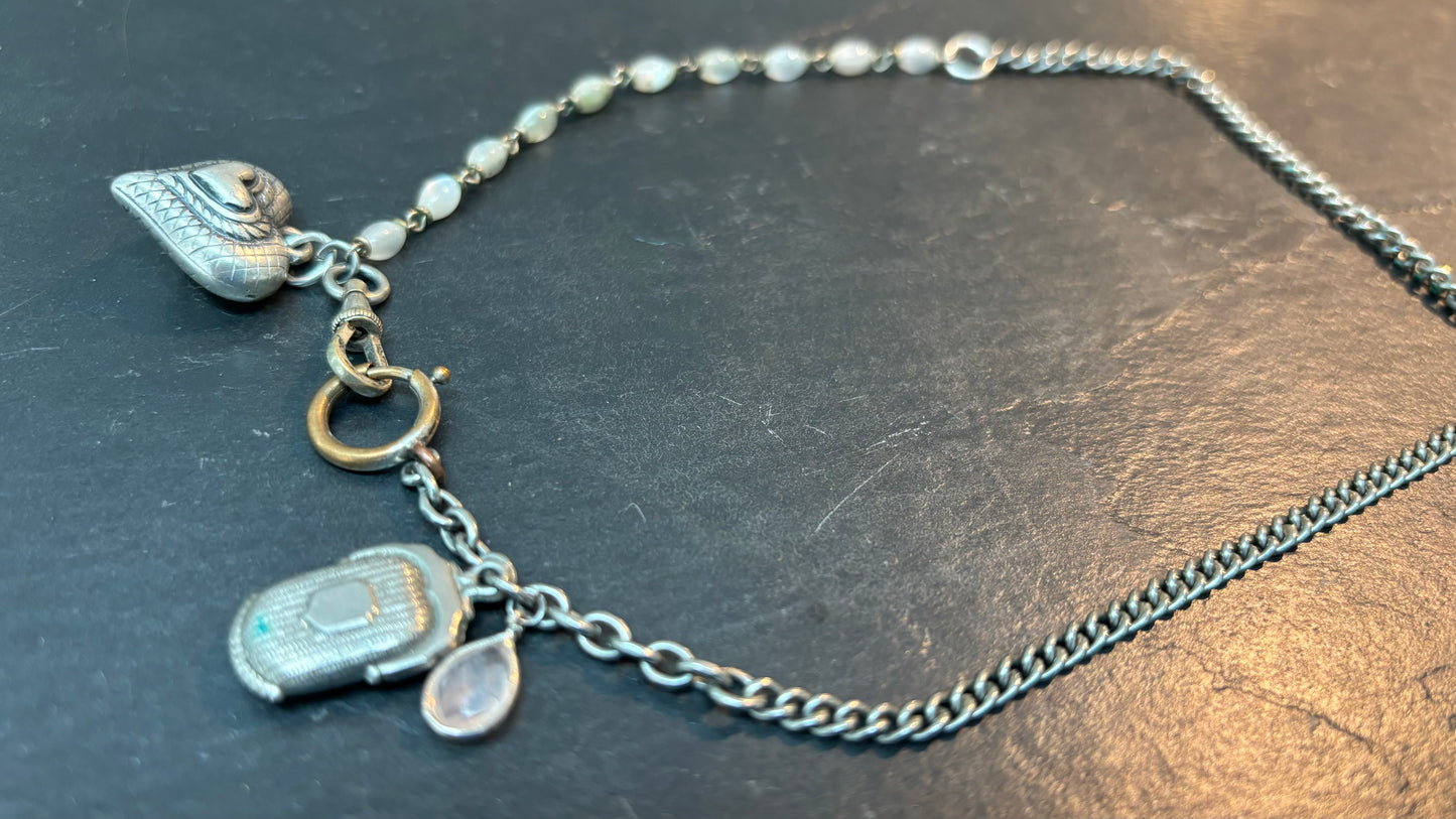 Collier chaîne de montre argentée, chapelet , médaillon et quartz