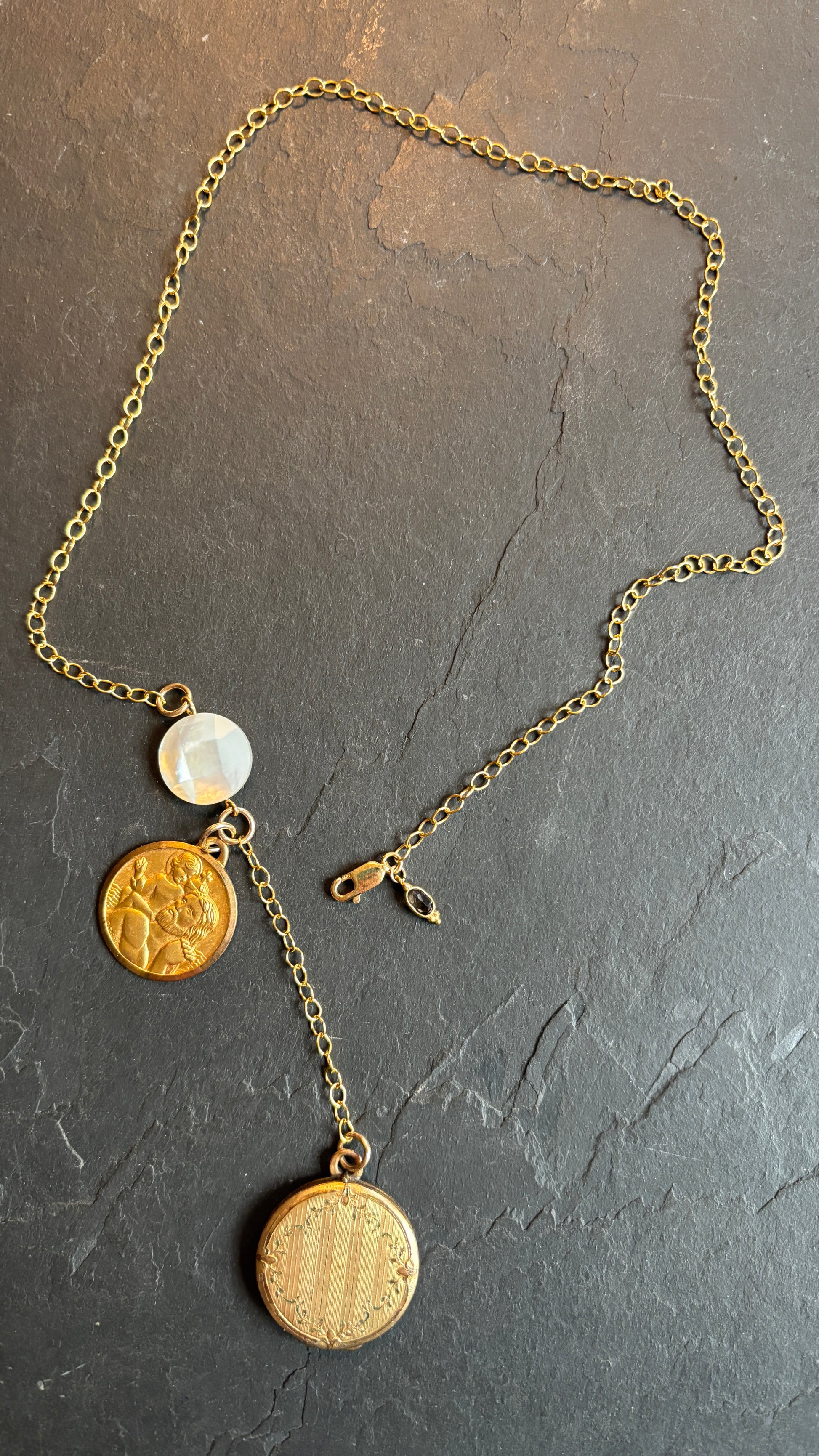 Collier lasso, médaillon à secret, nacre et St Christophe - blissparis