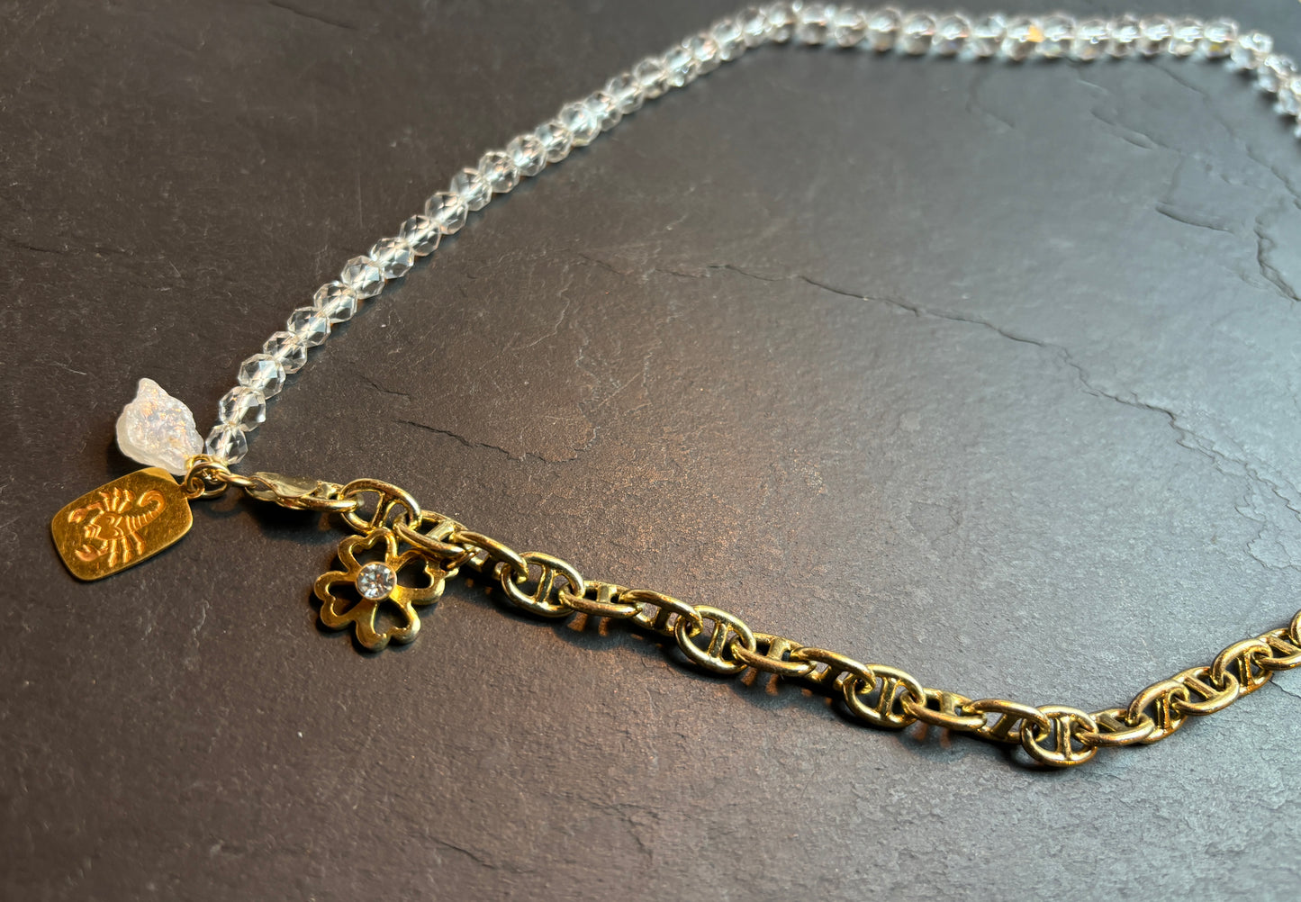 SCORPION . Collier perles de cristal et chaîne