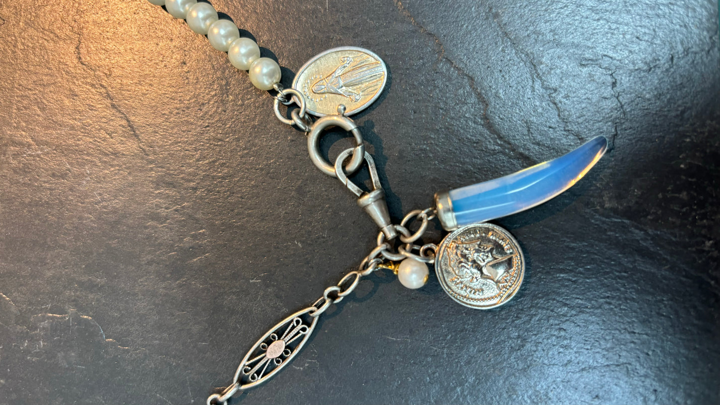 Collier chaîne de montre , perles et médailles