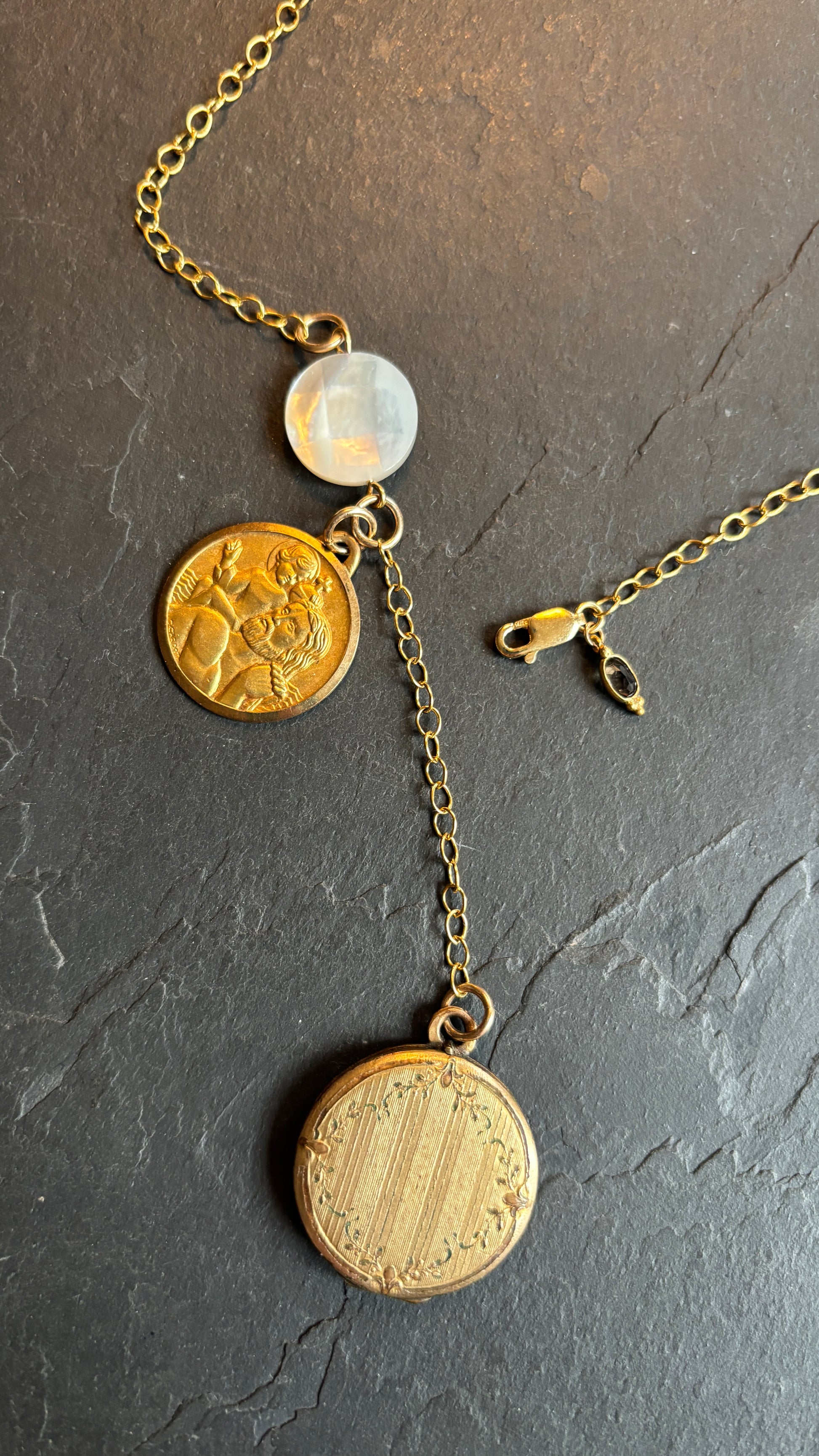 Collier lasso, médaillon à secret, nacre et St Christophe - blissparis