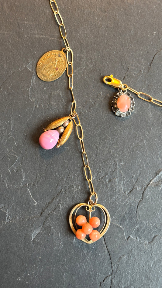 Collier lasso, corail et médailles - blissparis