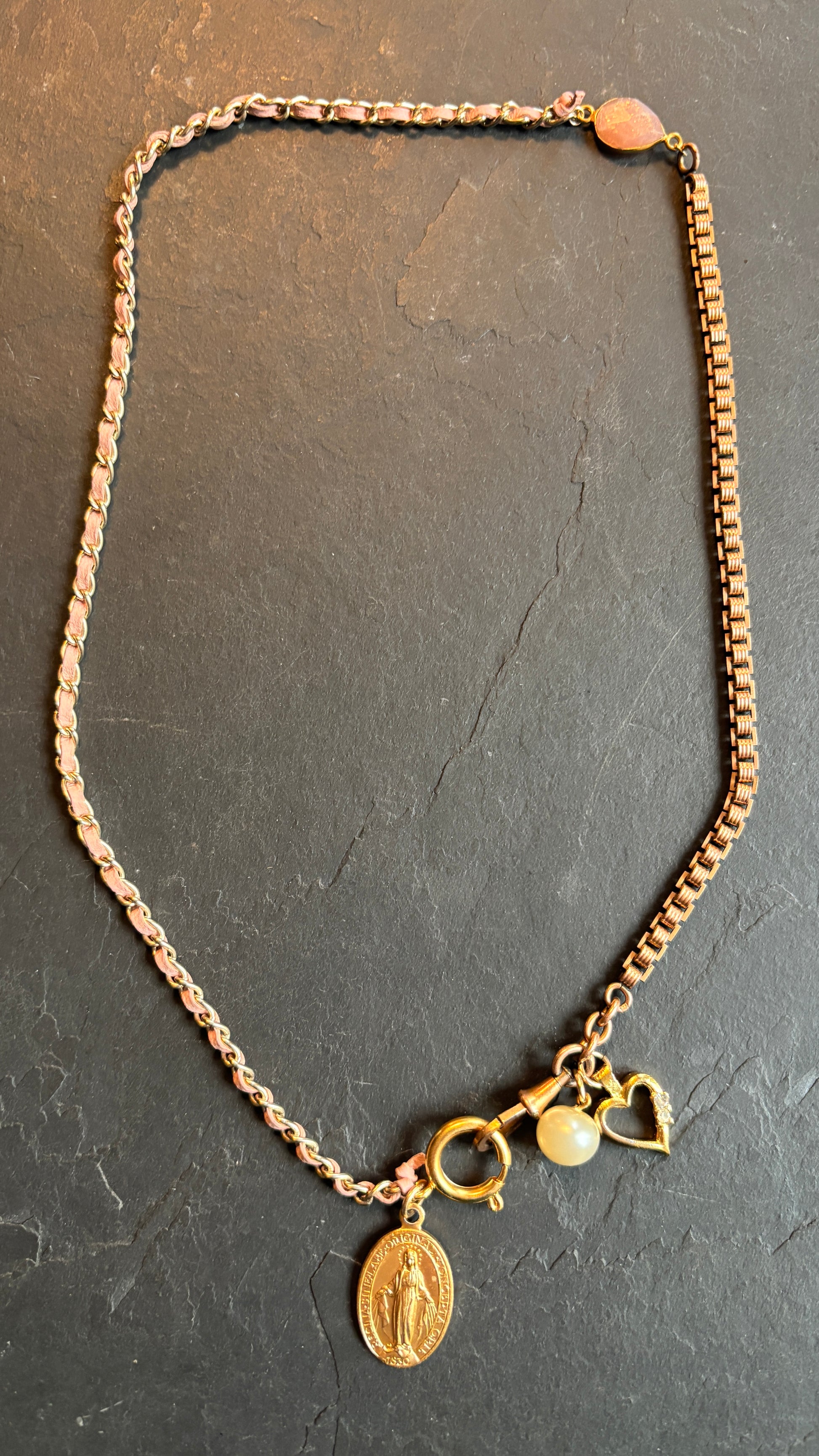 Collier chaîne de montre, cuir et médailles - blissparis