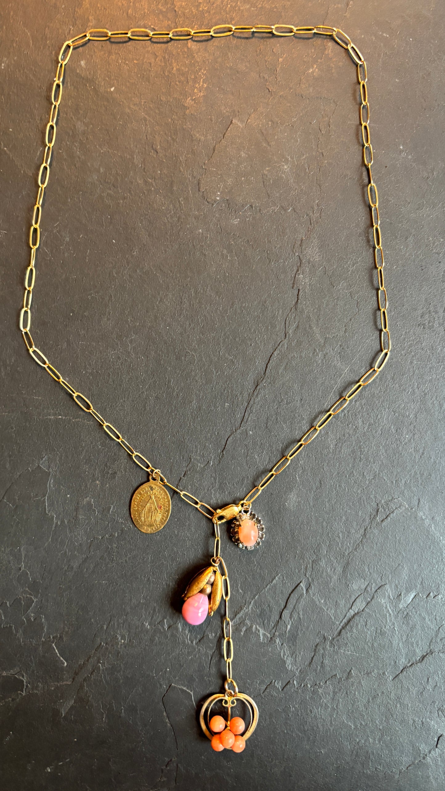 Collier lasso, corail et médailles - blissparis