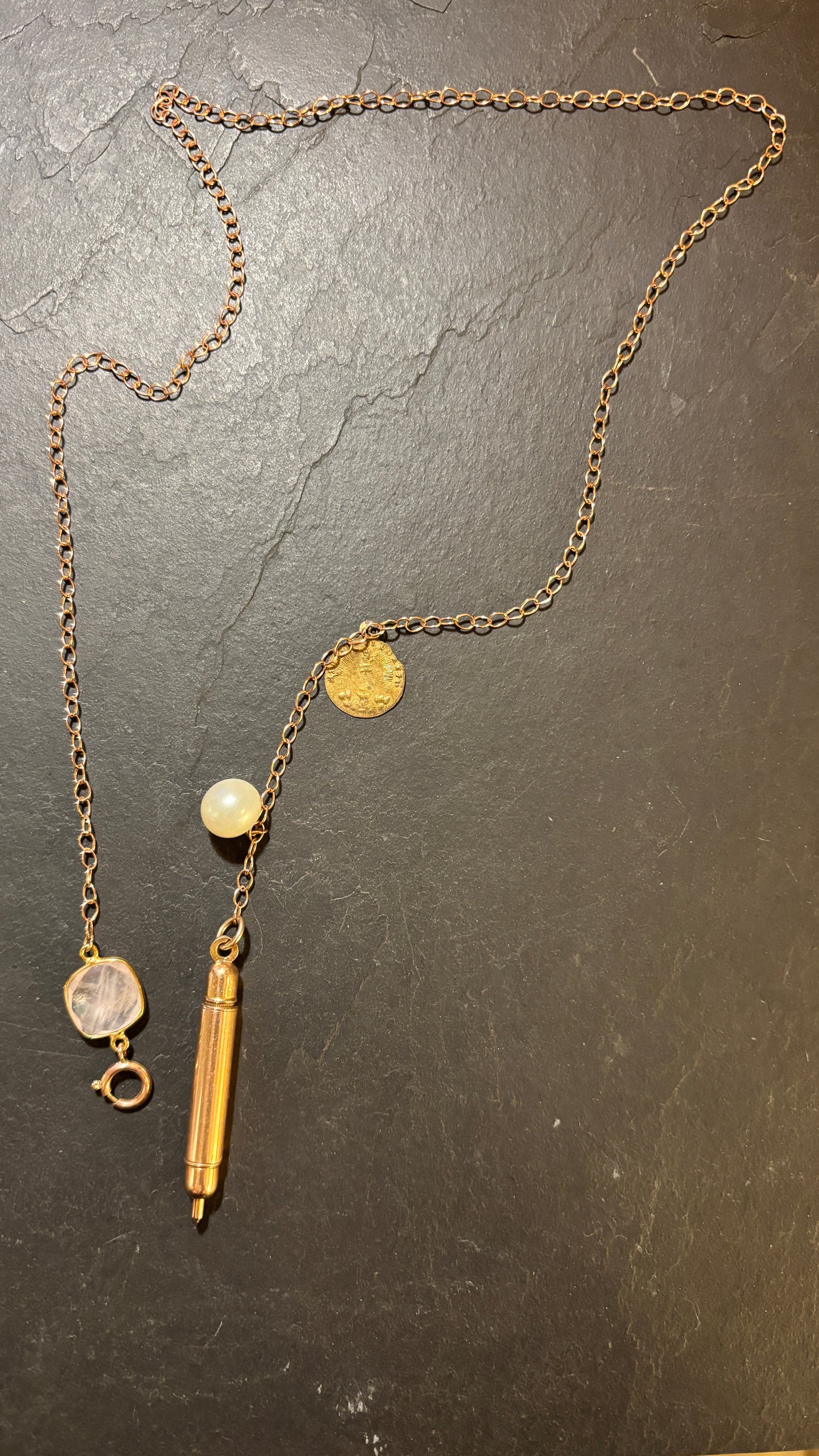 Collier lasso et crayon de bal plaqué or rose