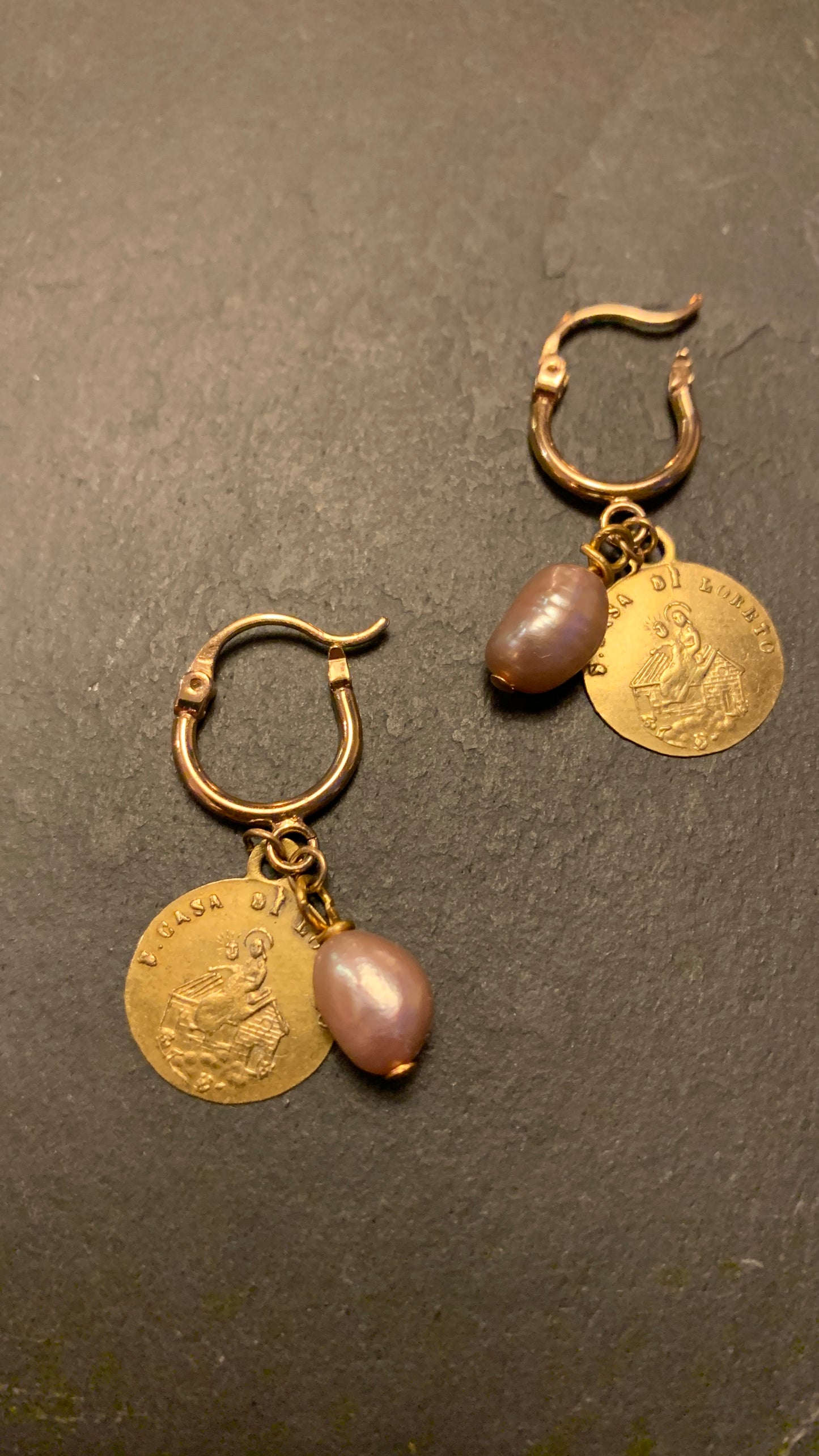 Mini créoles perle baroque rose et médaille