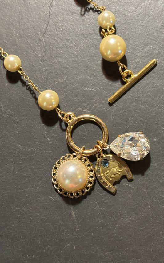 TAUREAU . Collier chaîne perlée, médailles et strass