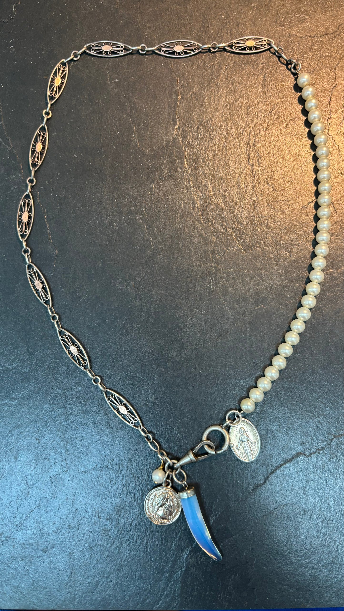 Collier chaîne de montre , perles et médailles