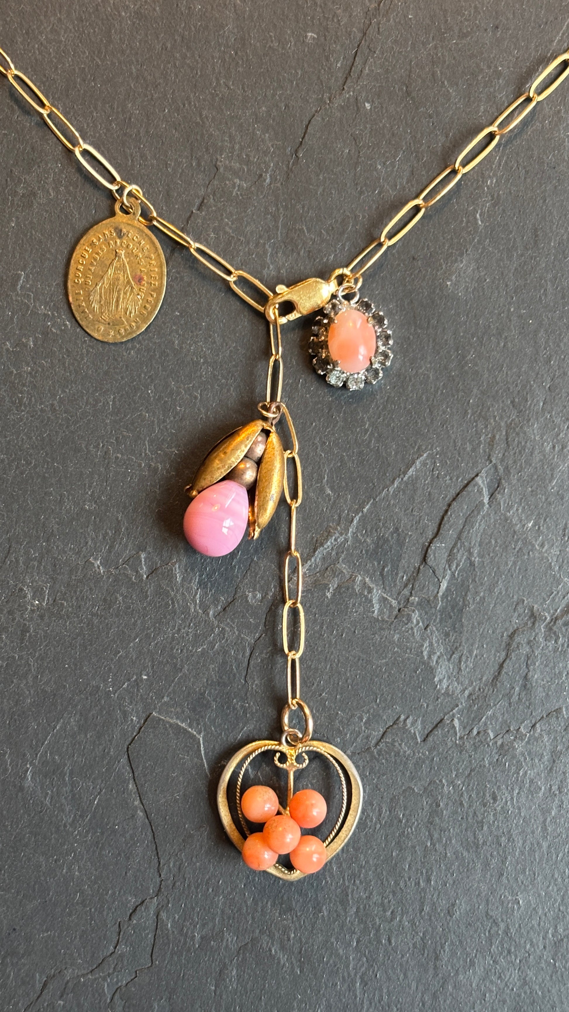 Collier lasso, corail et médailles - blissparis