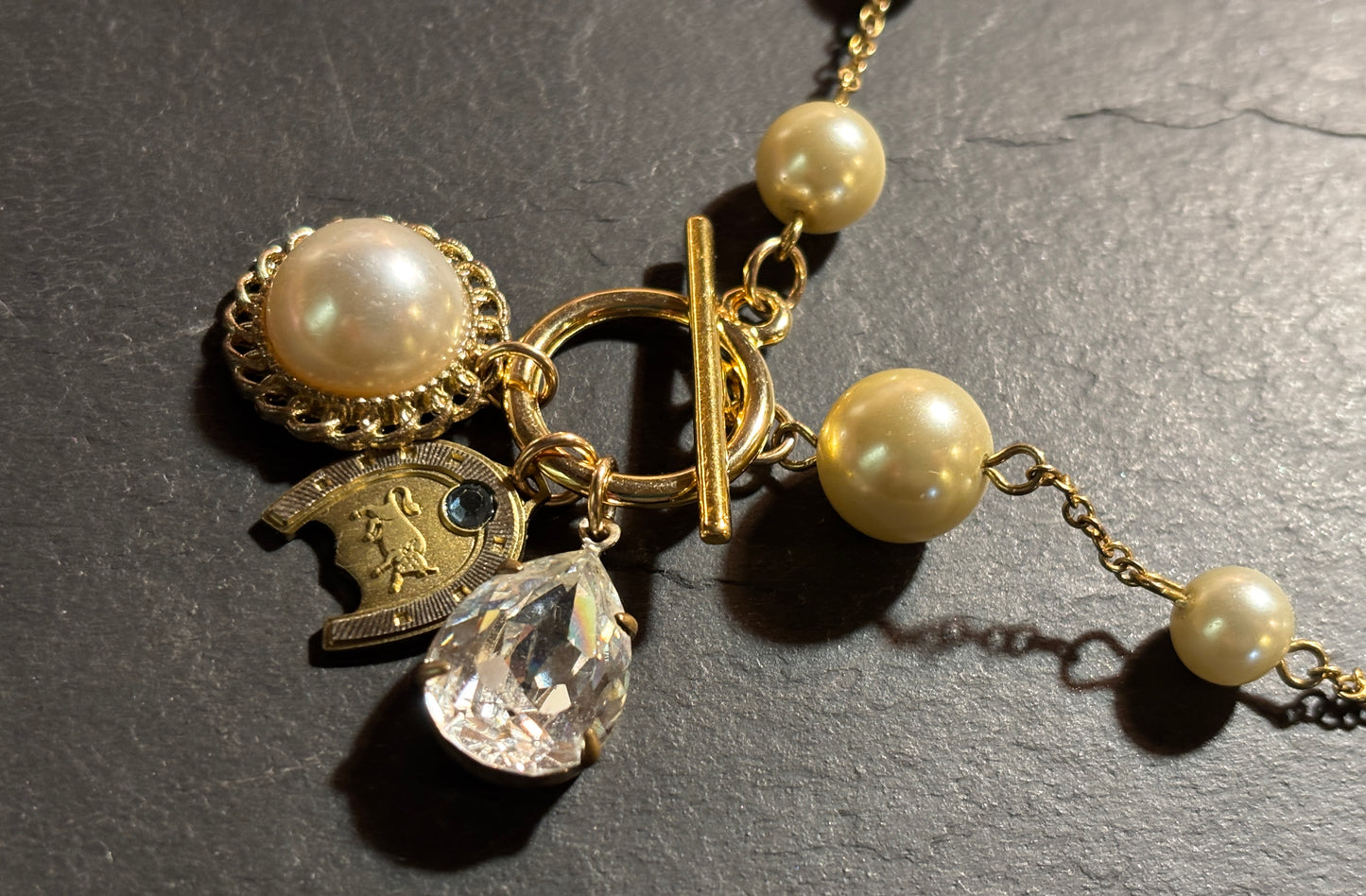 TAUREAU . Collier chaîne perlée, médailles et strass