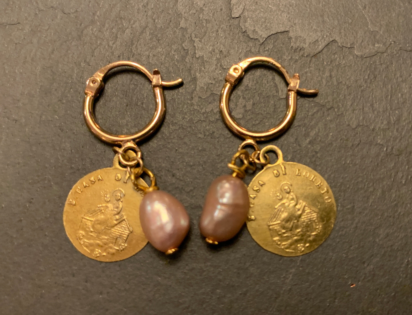 Mini créoles perle baroque rose et médaille