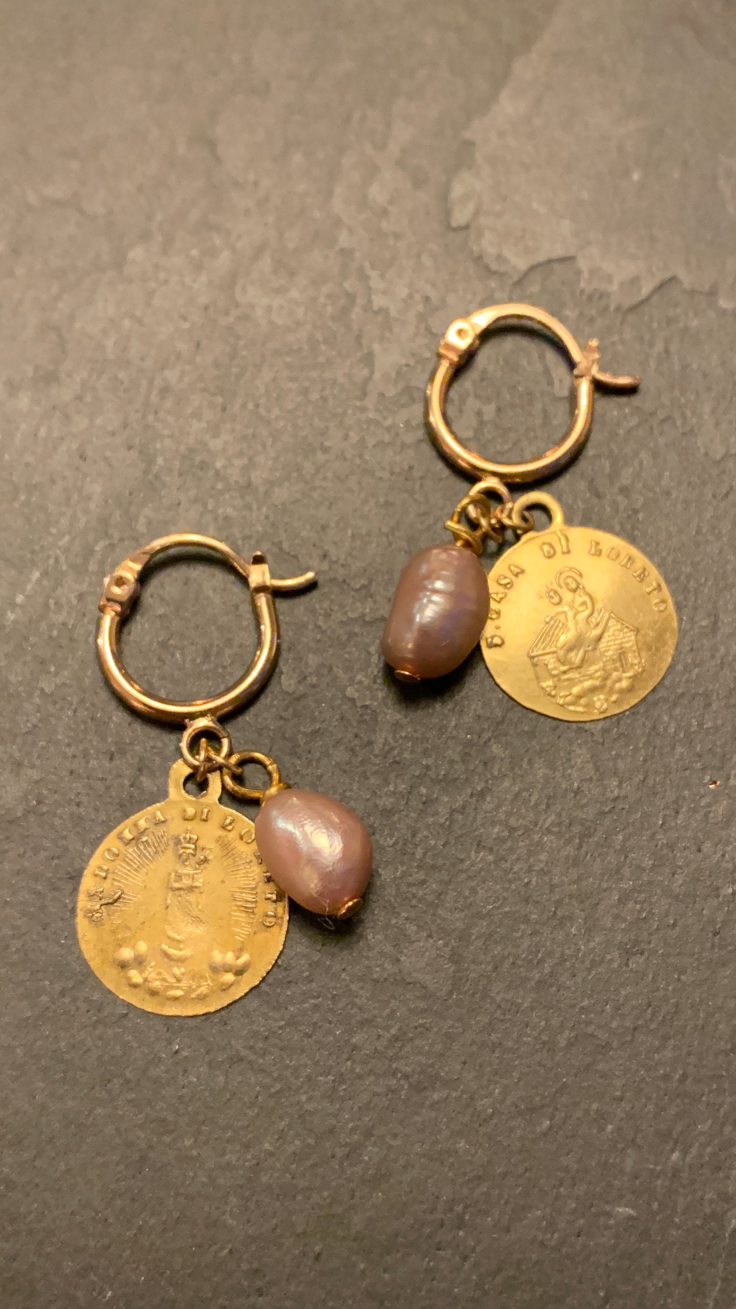 Mini créoles perle baroque rose et médaille