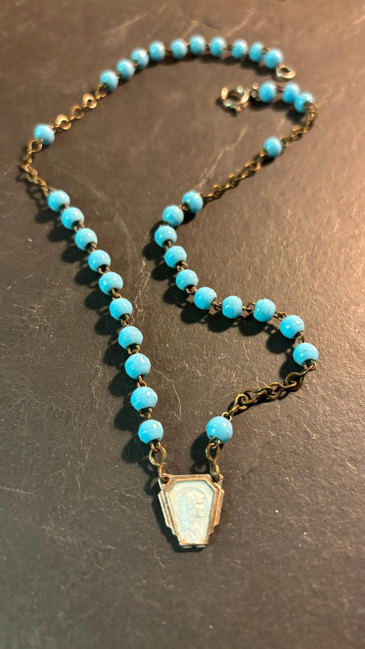 Collier chapelet bleu ancien et Vierge au Voile