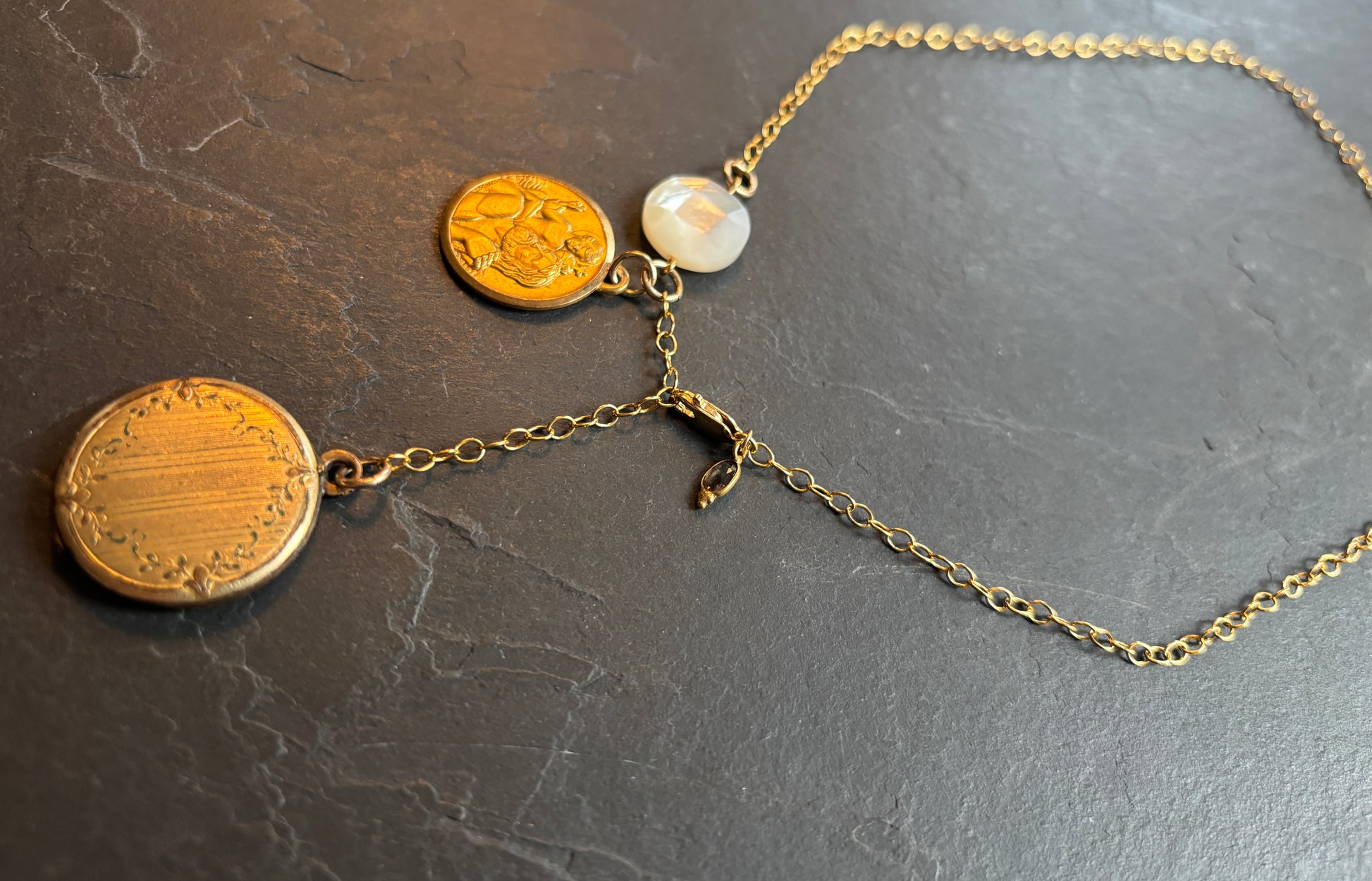 Collier lasso, médaillon à secret, nacre et St Christophe - blissparis