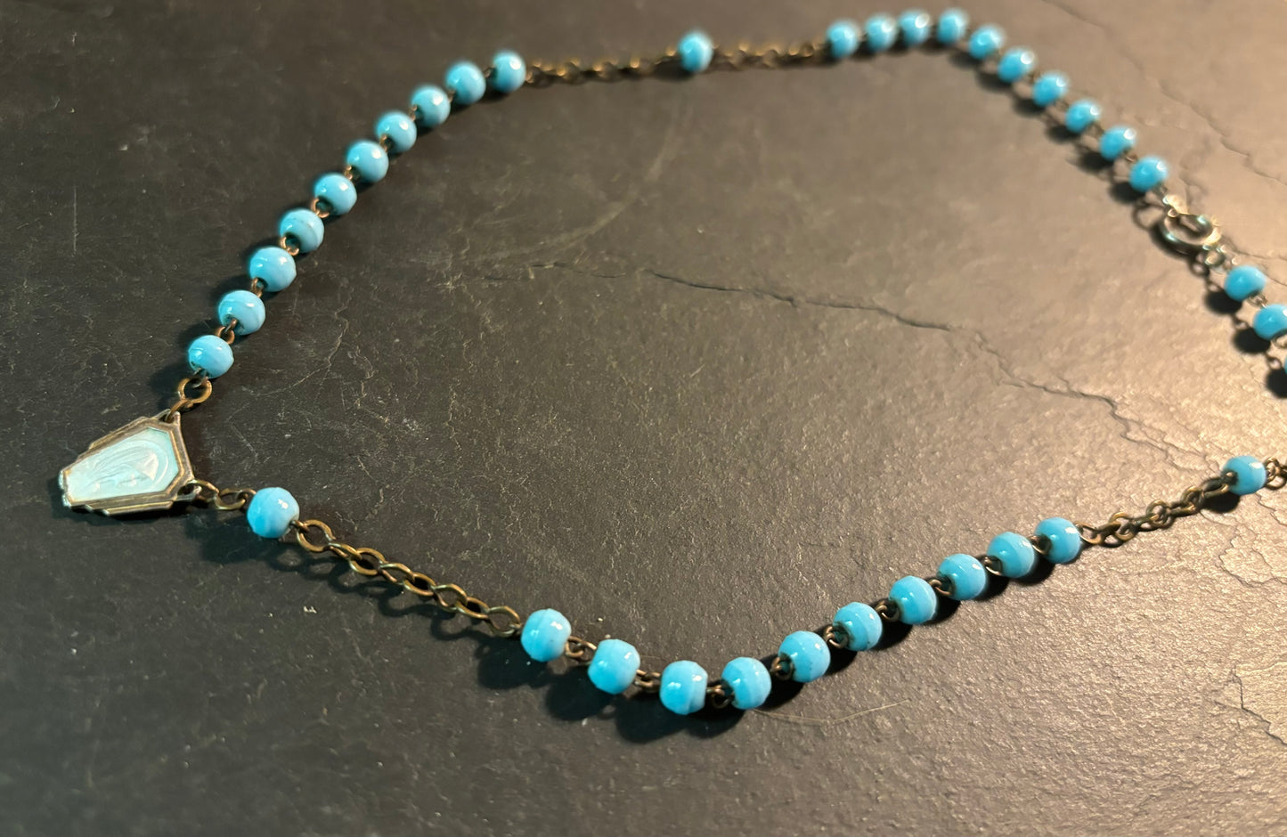 Collier chapelet bleu ancien et Vierge au Voile