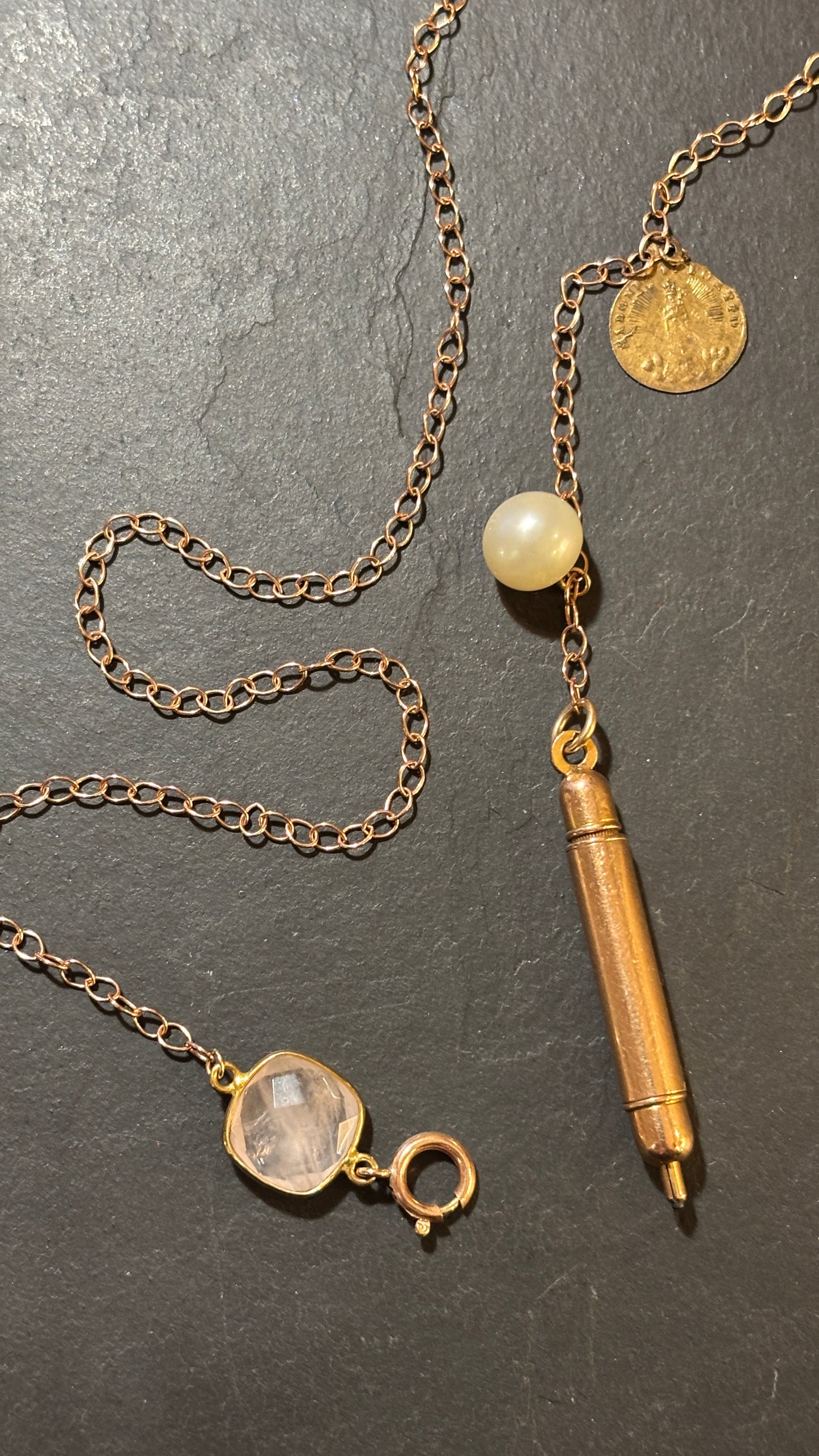 Collier lasso et crayon de bal plaqué or rose