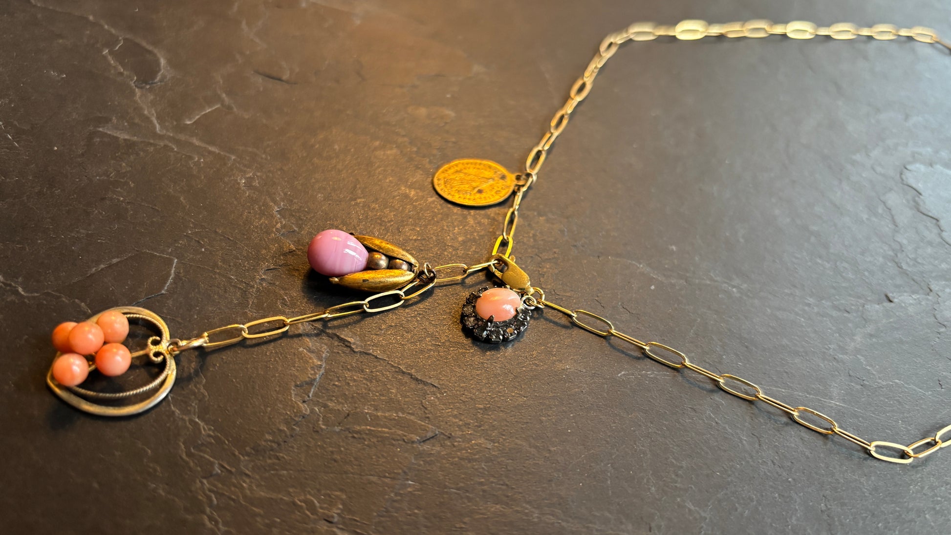 Collier lasso, corail et médailles - blissparis