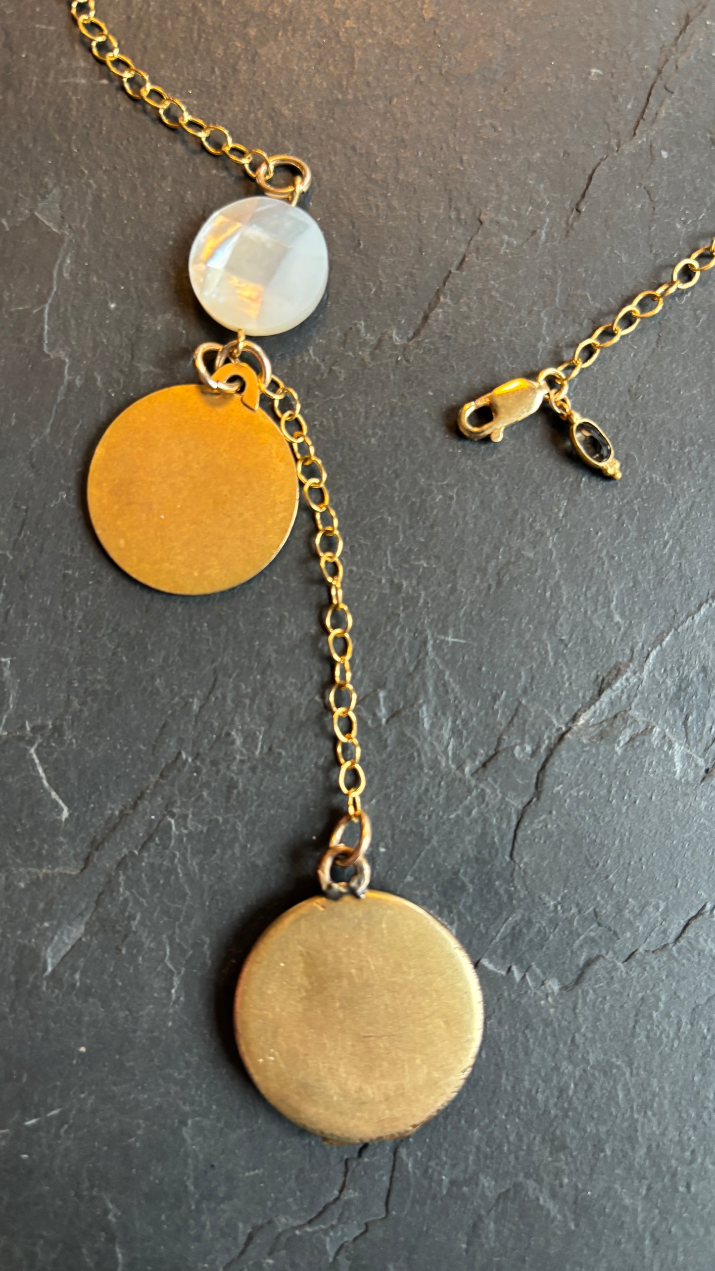 Collier lasso, médaillon à secret, nacre et St Christophe - blissparis