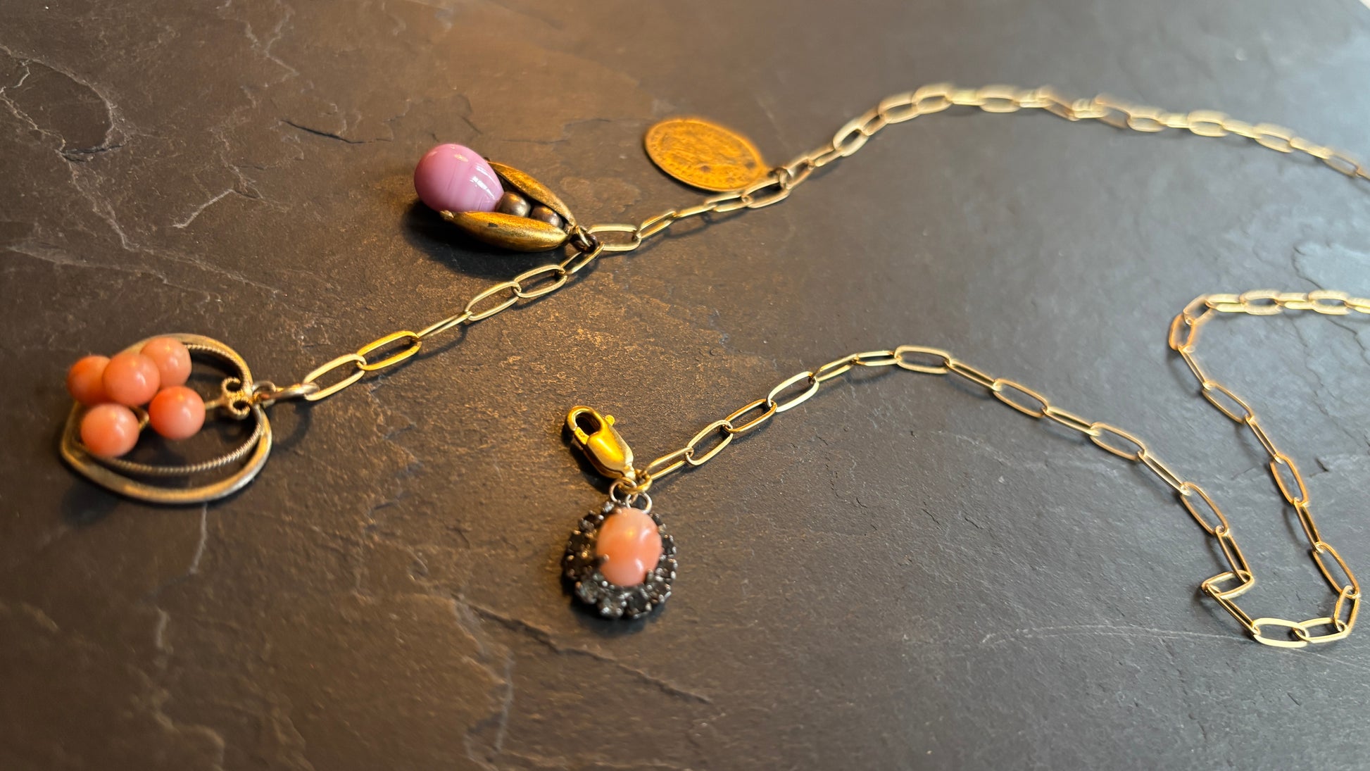 Collier lasso, corail et médailles - blissparis