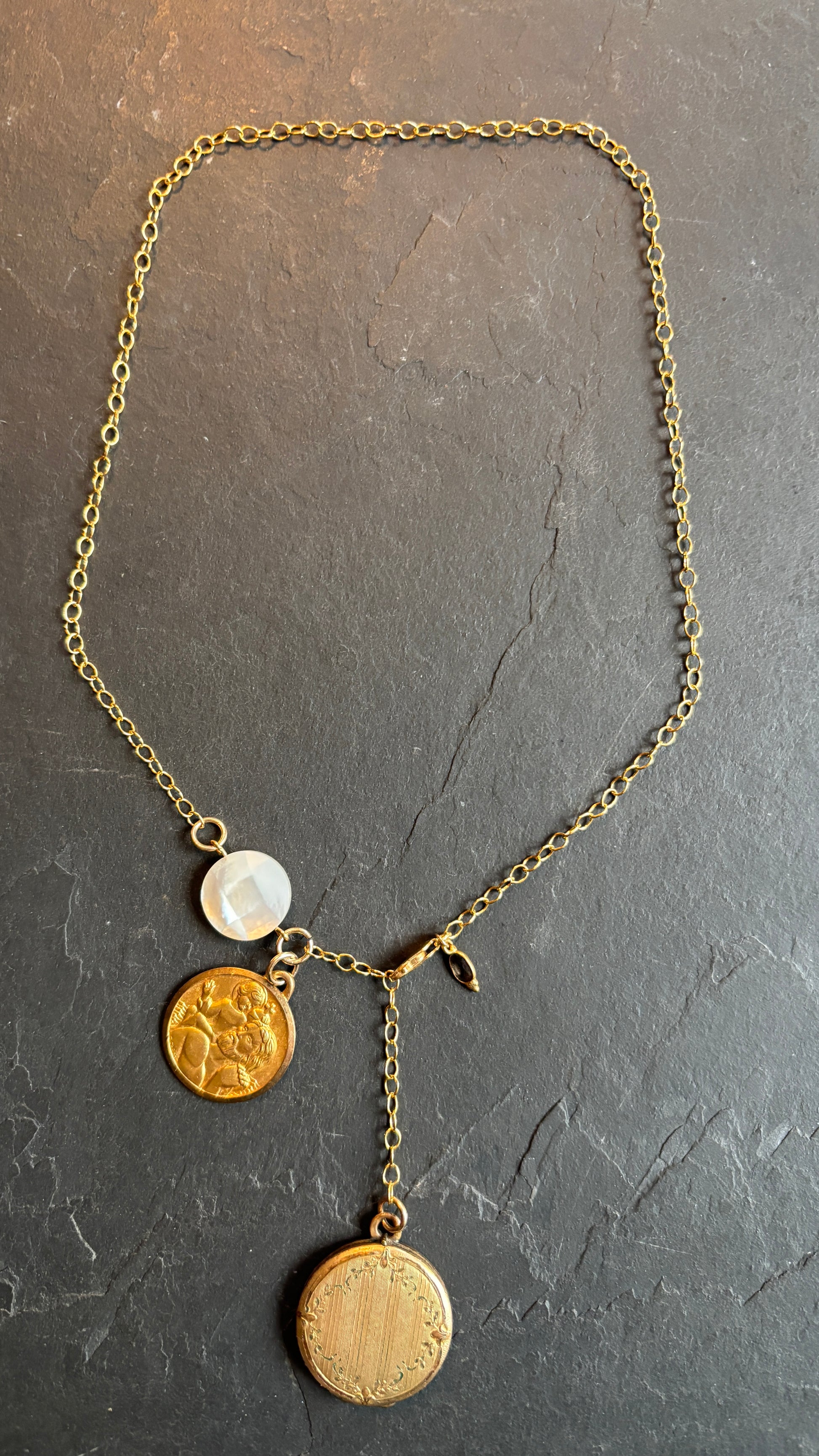 Collier lasso, médaillon à secret, nacre et St Christophe - blissparis