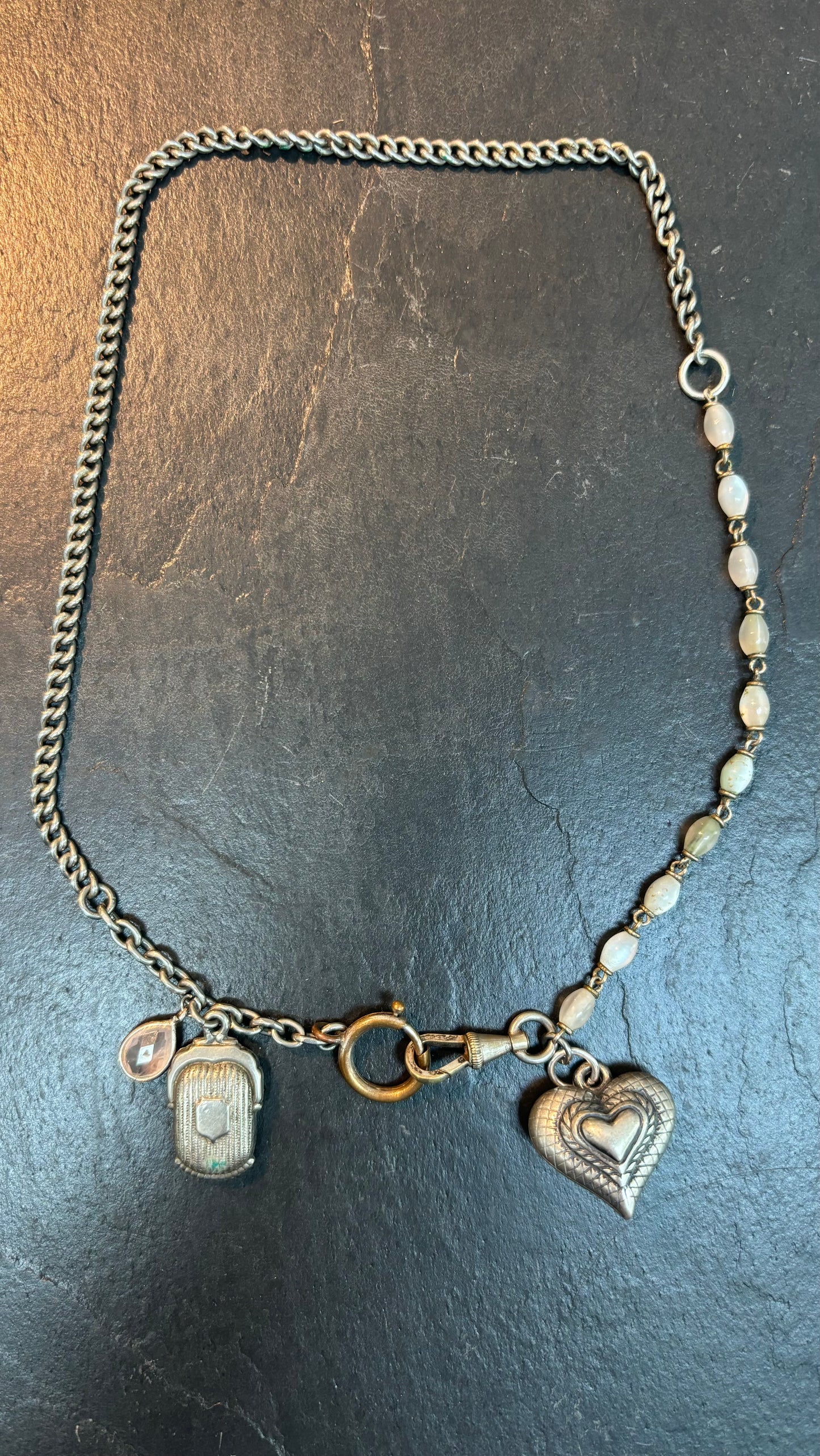 Collier chaîne de montre argentée, chapelet , médaillon et quartz