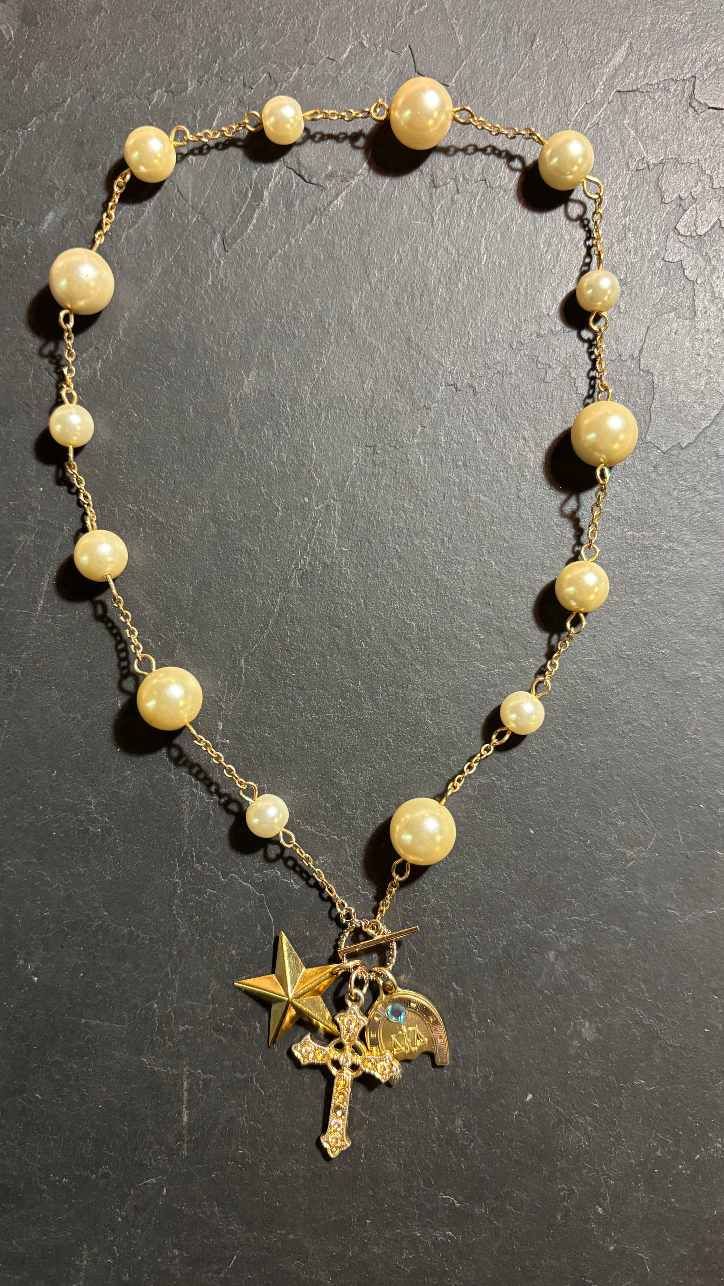 BALANCE . Collier chaîne perlée, croix, étoile et médaille