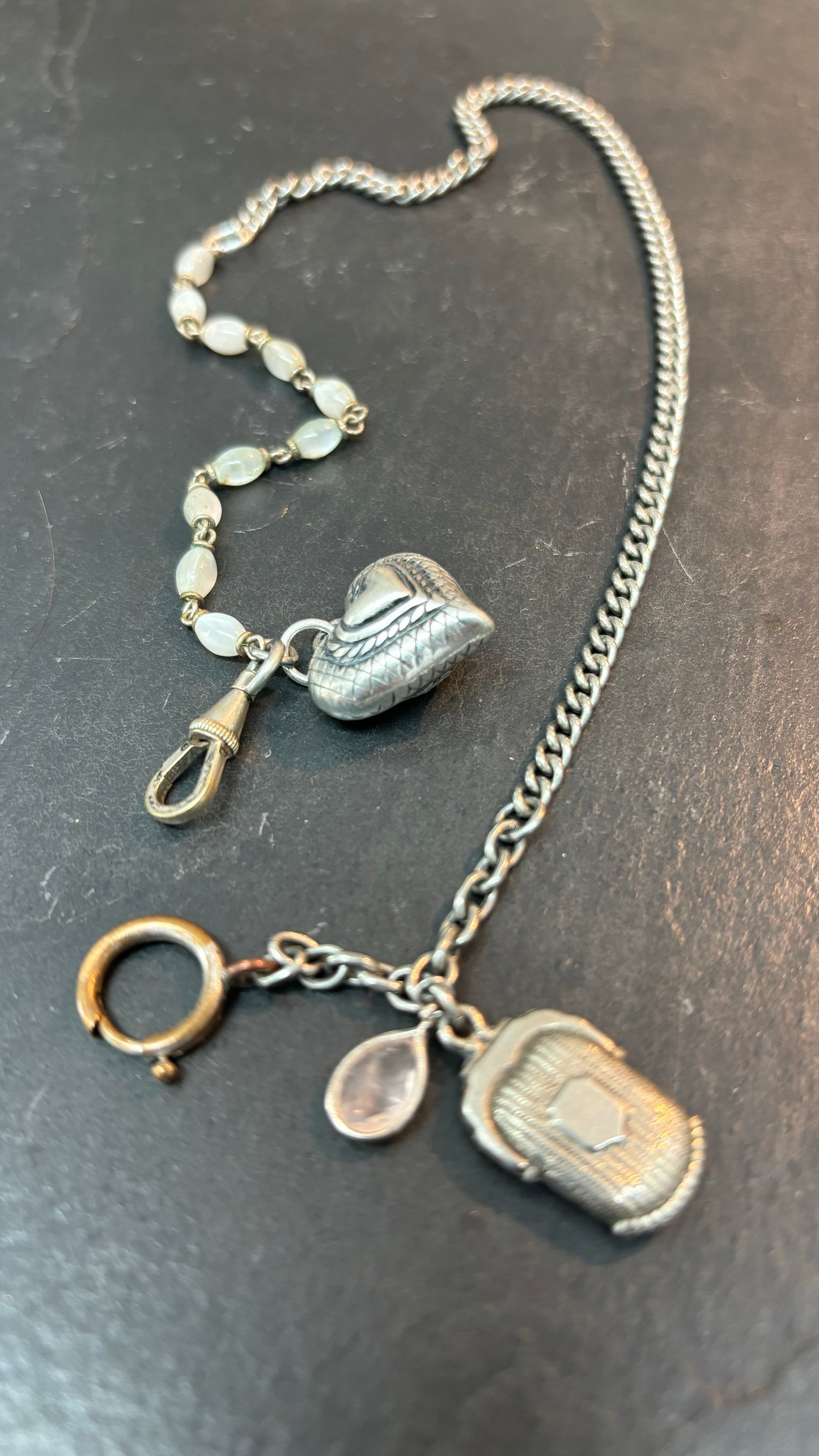 Collier chaîne de montre argentée, chapelet , médaillon et quartz