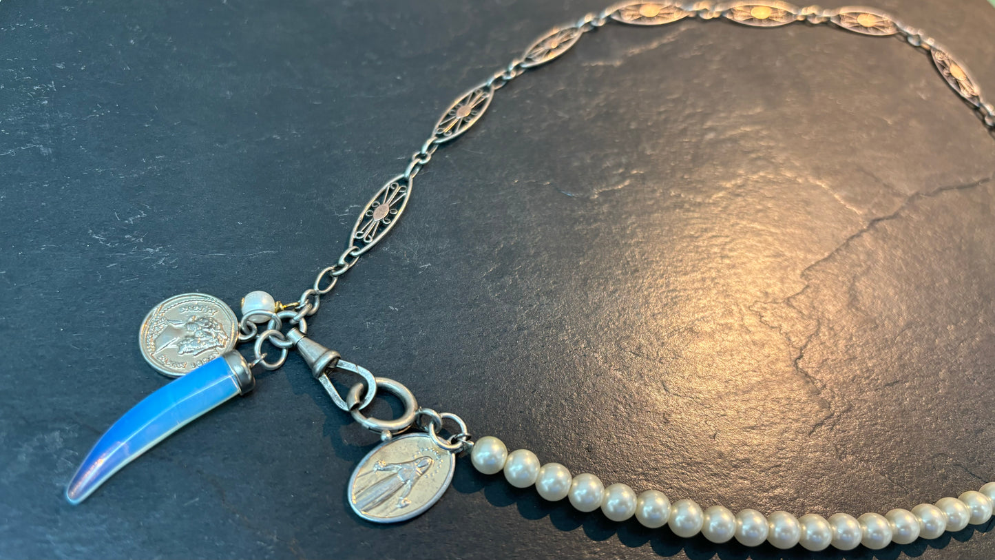 Collier chaîne de montre , perles et médailles