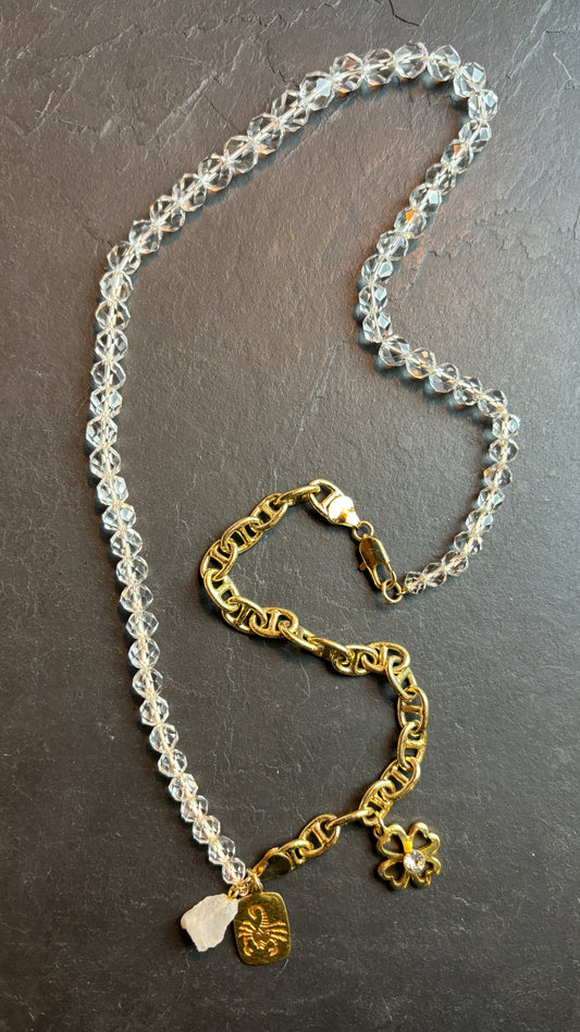 SCORPION . Collier perles de cristal et chaîne