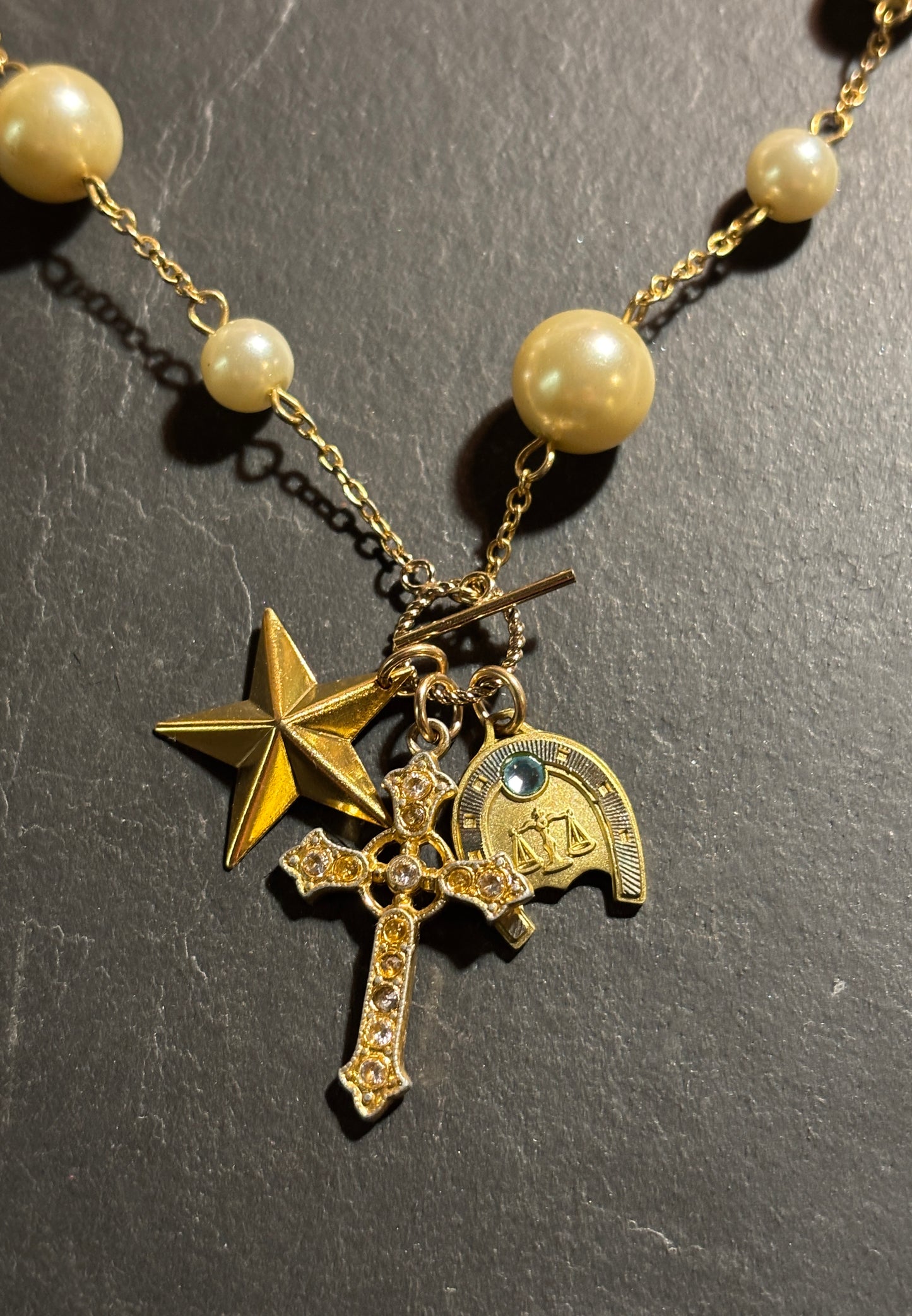 BALANCE . Collier chaîne perlée, croix, étoile et médaille