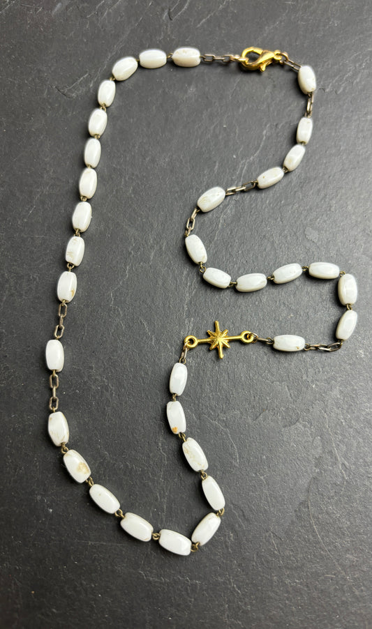 Collier chapelet blanc et étoile