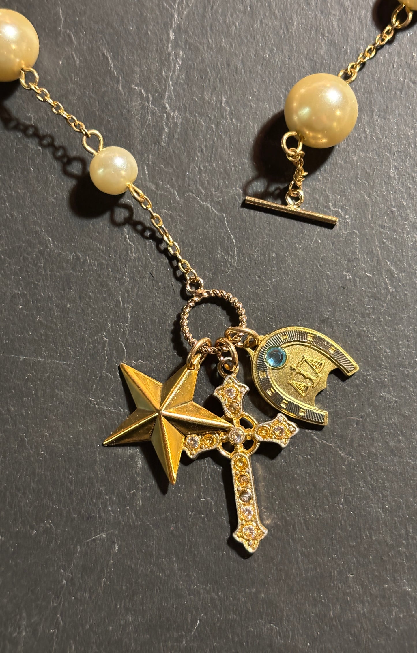 BALANCE . Collier chaîne perlée, croix, étoile et médaille