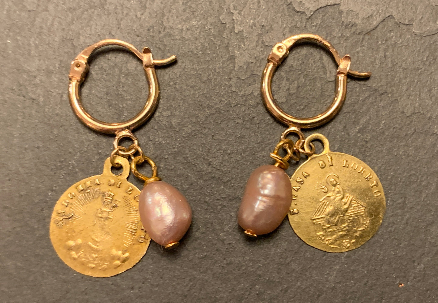 Mini créoles perle baroque rose et médaille