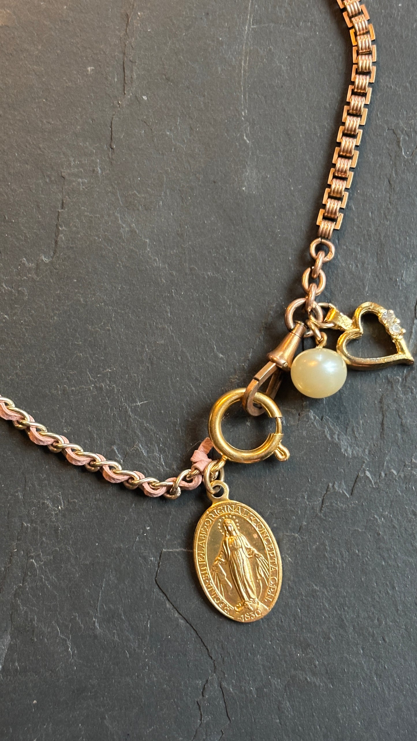 Collier chaîne de montre, cuir et médailles - blissparis