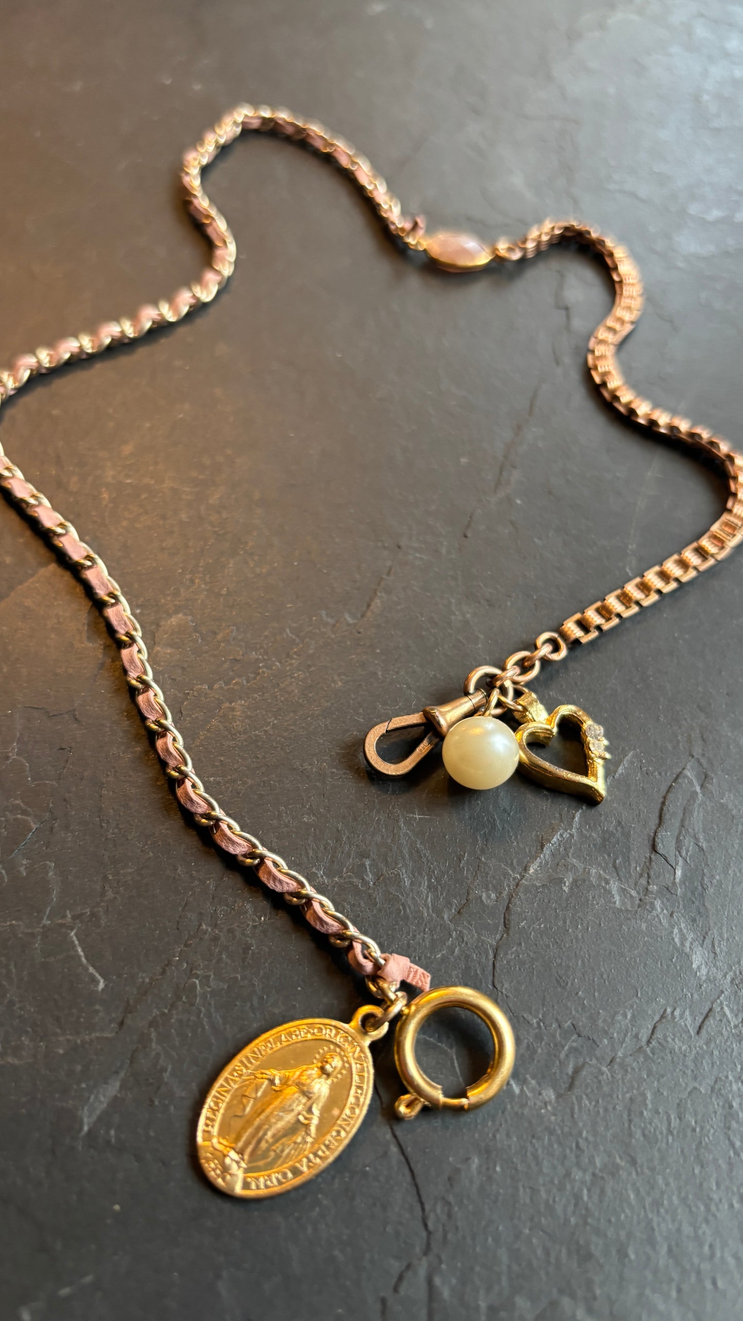 Collier chaîne de montre, cuir et médailles - blissparis