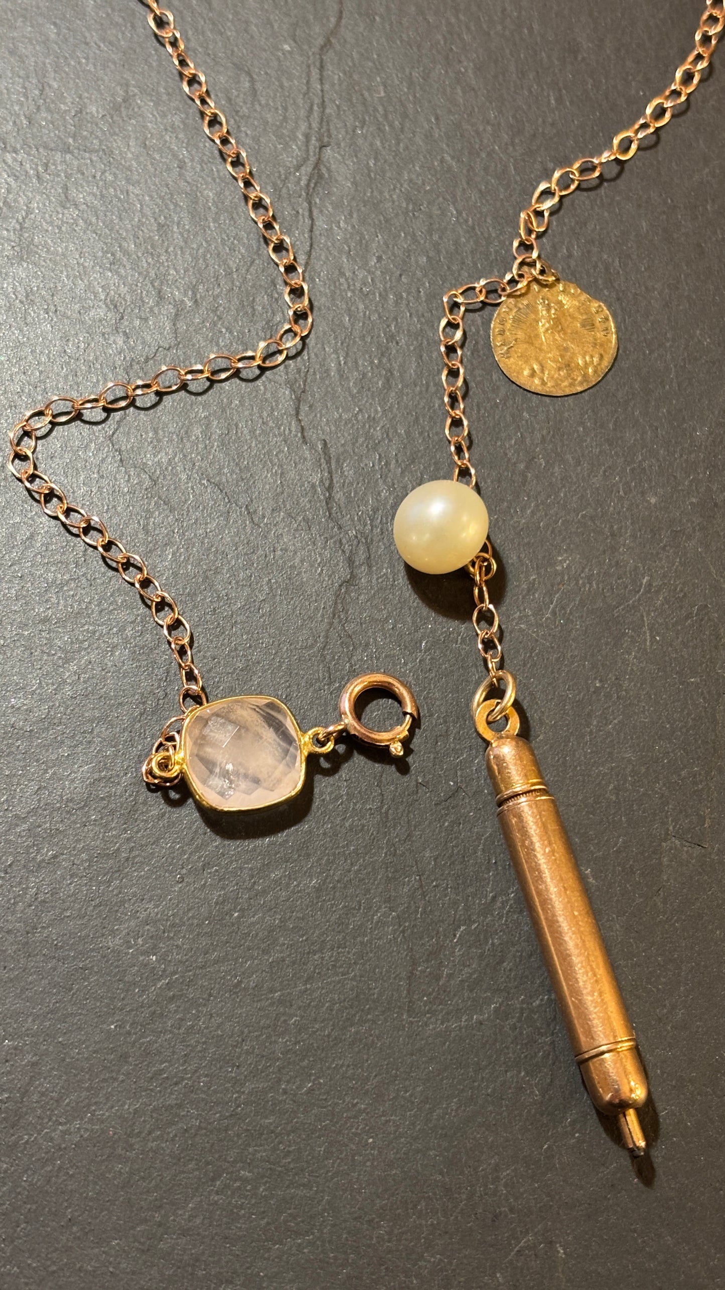 Collier lasso et crayon de bal plaqué or rose